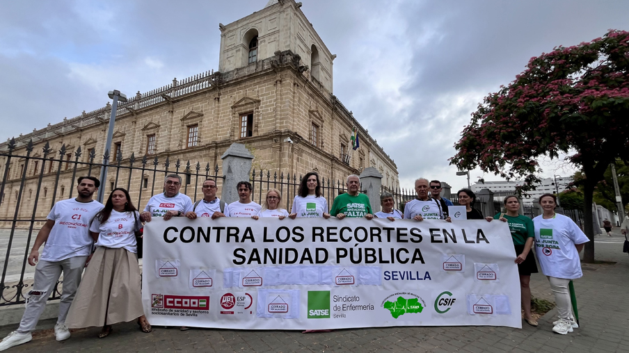 Representantes de sindicatos y mareas en el Parlamento andaluz